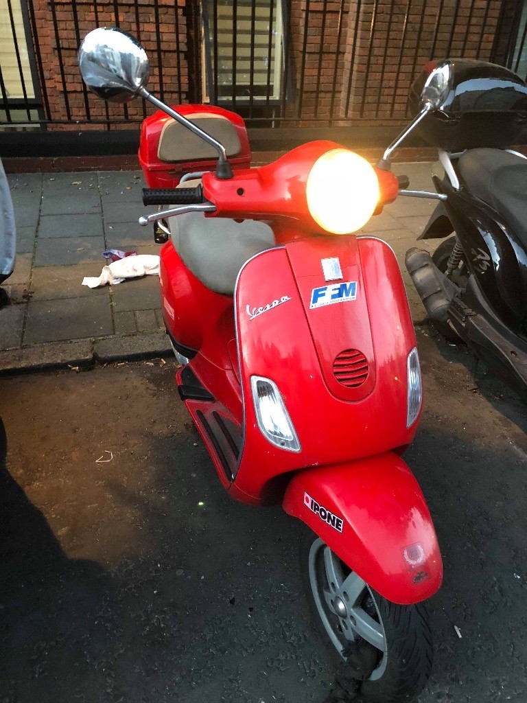 Red Vespa Piaggio LX 50 - MOT till Aug 19
