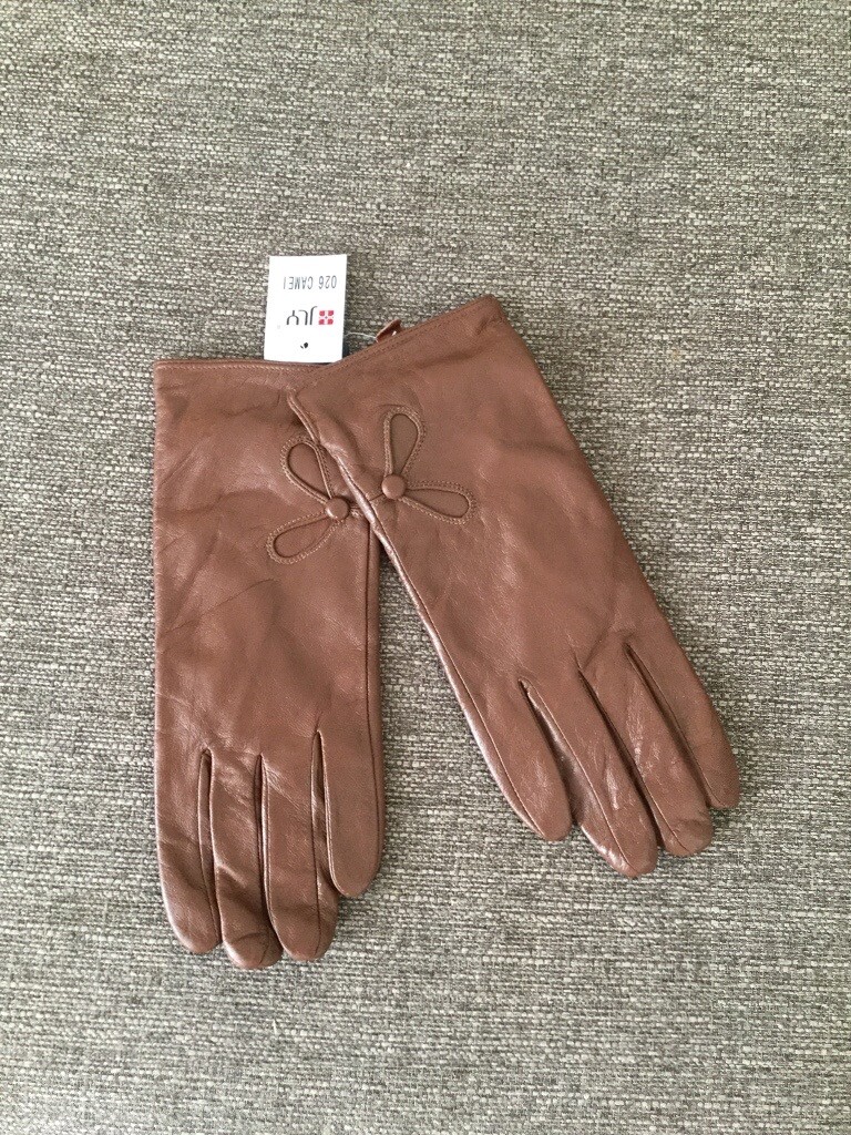 Ladies size L “new” light brown leather gloves. in Longton