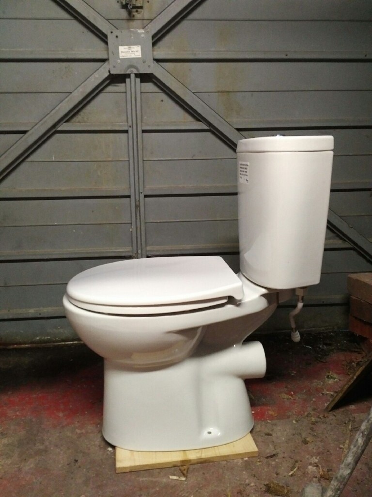 Toilet Wickes Portland looks virtually new in Radcliffe