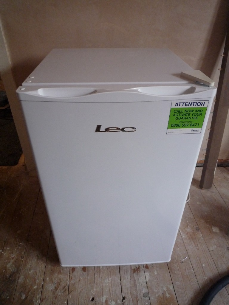 Undercounter (under counter) fridge freezer LEC R50263W\W with A+