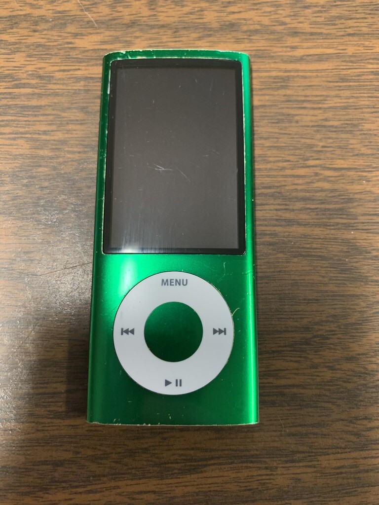 Apple iPod nano 5th Generation Green (16 GB) Bundle