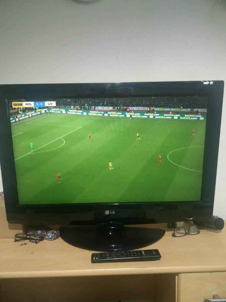 32inch LG old TV on sale, can give chrome cast separately in