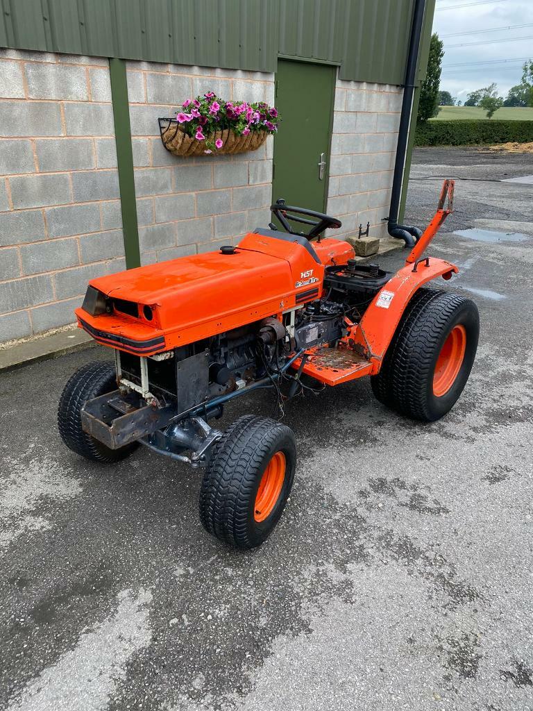 Kubota B1750 compact tractor Breaking for parts. Engine, tyres, arms