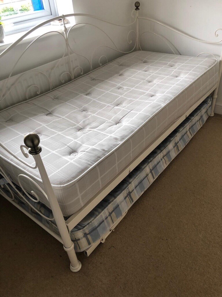 White metal day bed with trundle pullout single & 2 mattresses in
