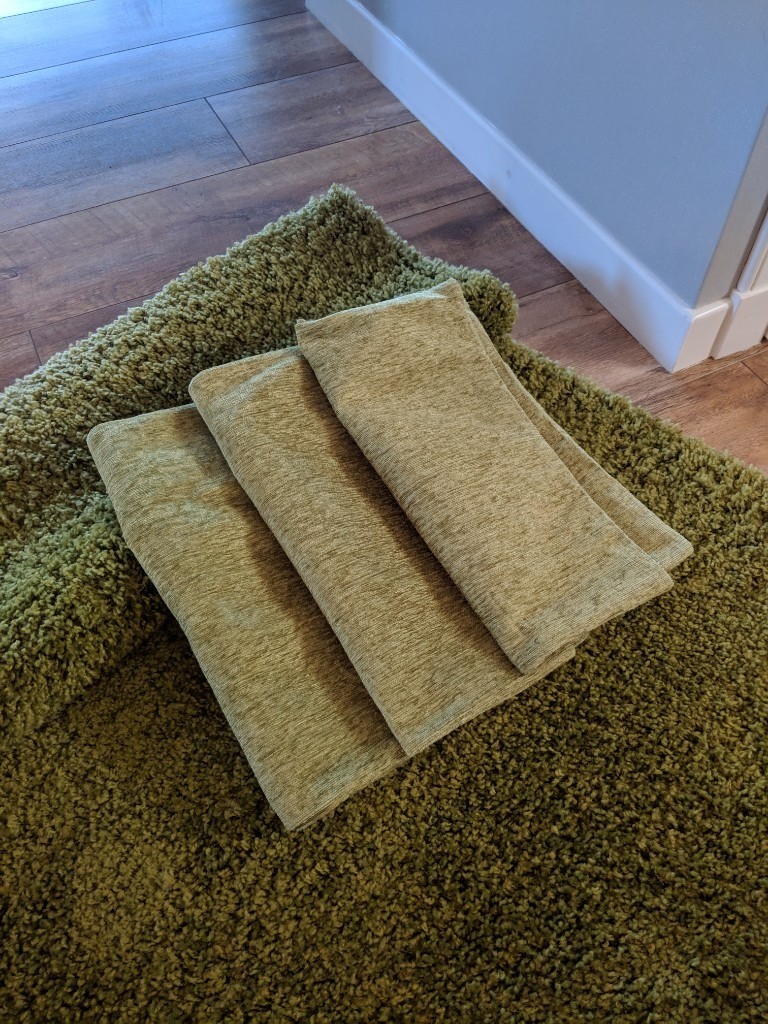 Green shaggy rug (140cm x200cm) and 3 matching chenille cushion covers