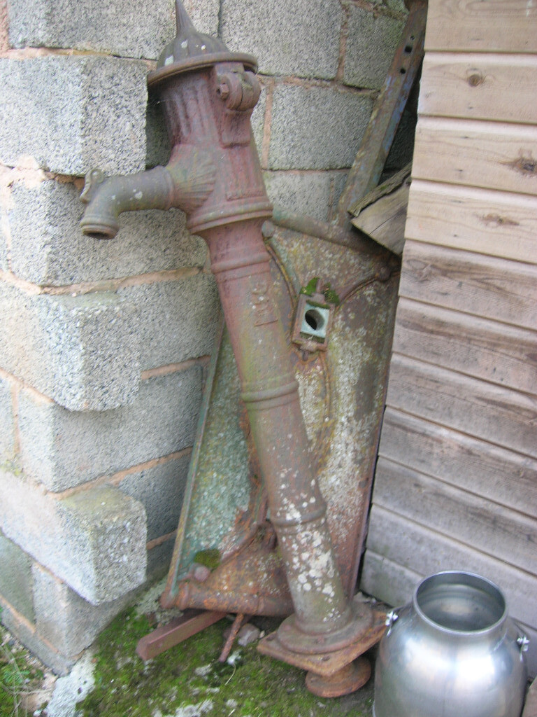 Cast Iron water pump genuine old, in need of repair in Crediton