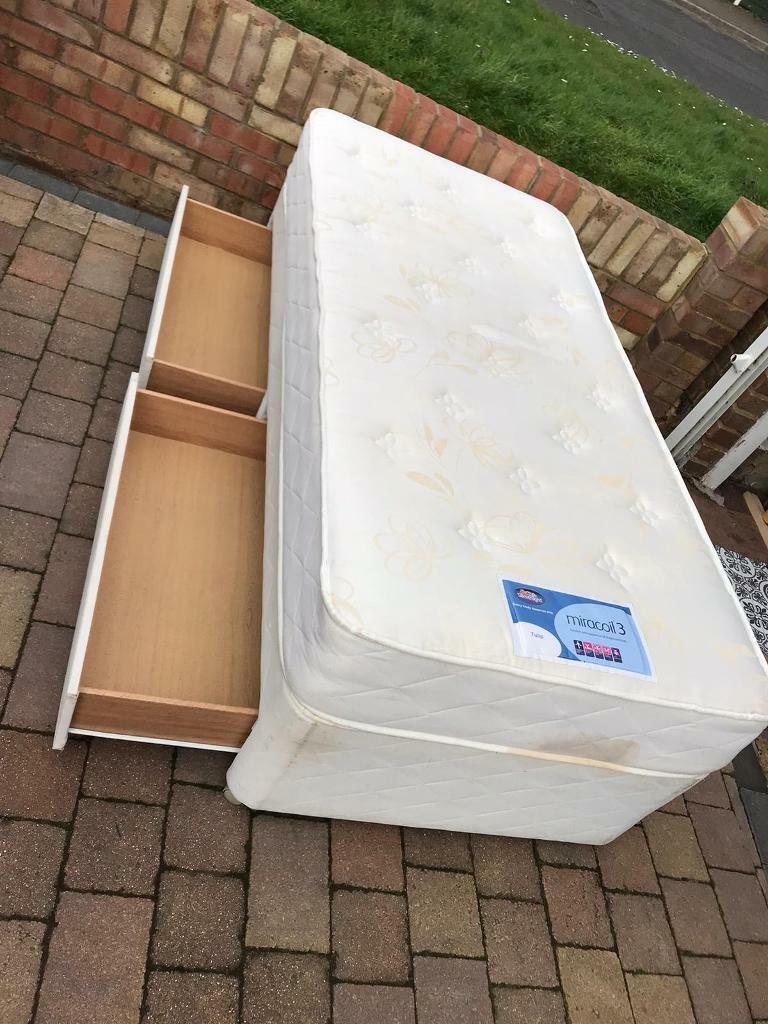 Silent night single divan bed with 2 drawers and mattress in Luton