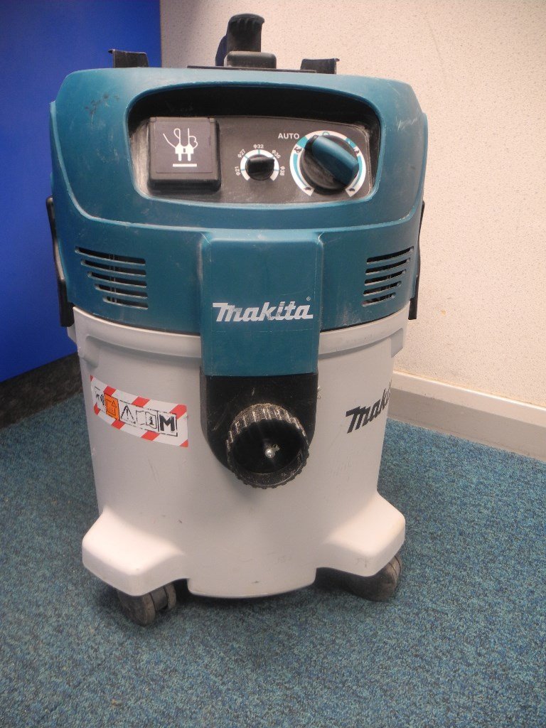 Makita VC3012M Wet and Dry M Class 30L Dust Extractor Vacuum Cleaner