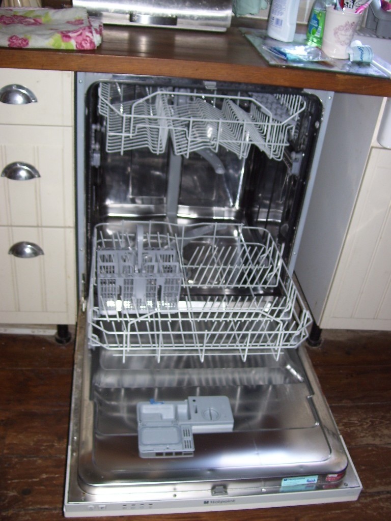 Fully integrated Hotpoint LFT 114 dishwasher in good working order in