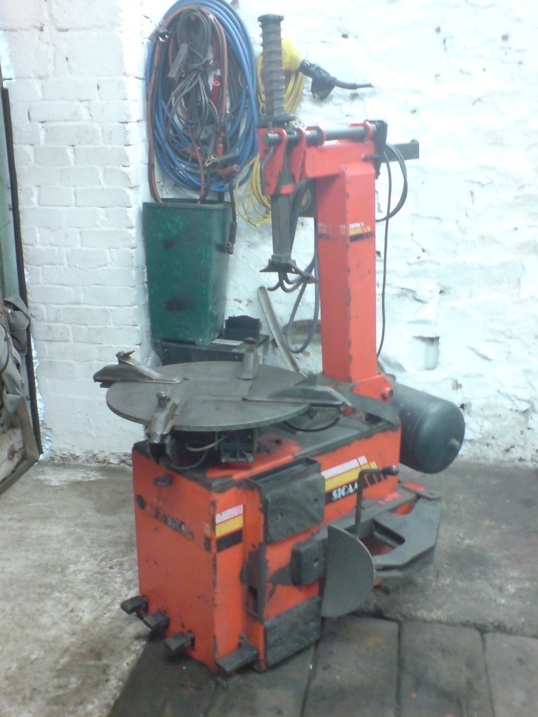 CAR / VAN TYRE MACHINE, TYRE CHANGER, FOR SALE, GOOD WORKING CONDITION
