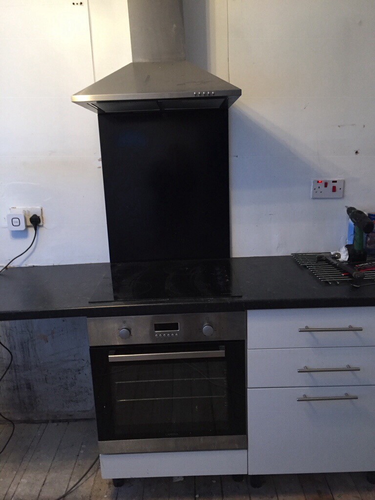 Electric Oven/Ceramic Hob/Hood/Splashback in Renfrew, Renfrewshire