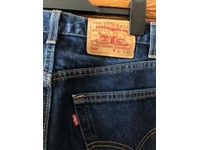 Vintage Levi’s 550 Relaxed Fit Jeans (32L, 32W)