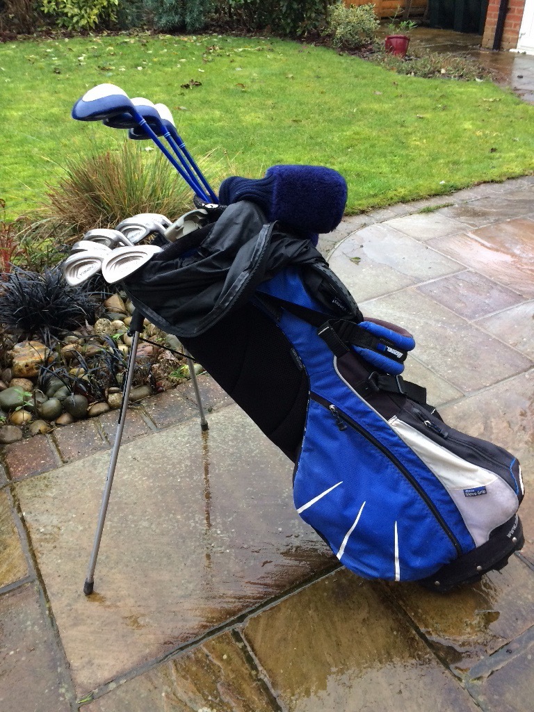 Ladies right handed graphite shaft golf clubs complete with bag. in