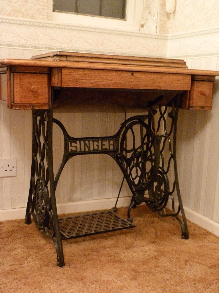 Singer Antique Treadle Sewing Machine (cast iron base and solid oak top