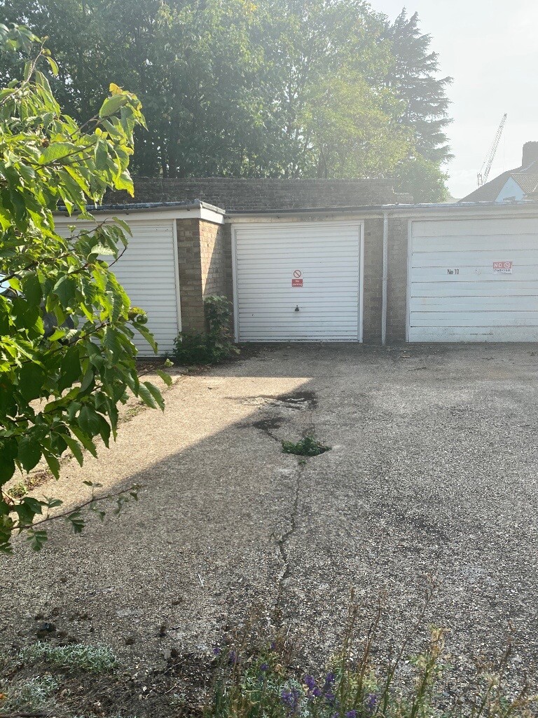 Offstreet parking space AND garage to near station in Richmond