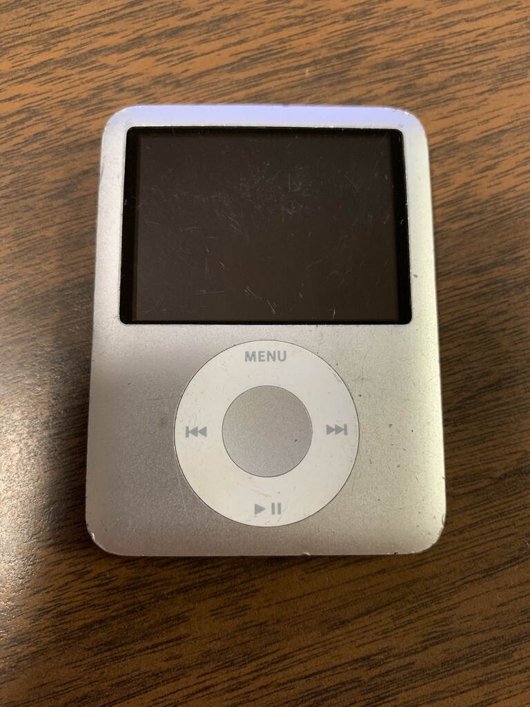 Apple iPod nano 3rd Generation Silver (8 GB) Bundle