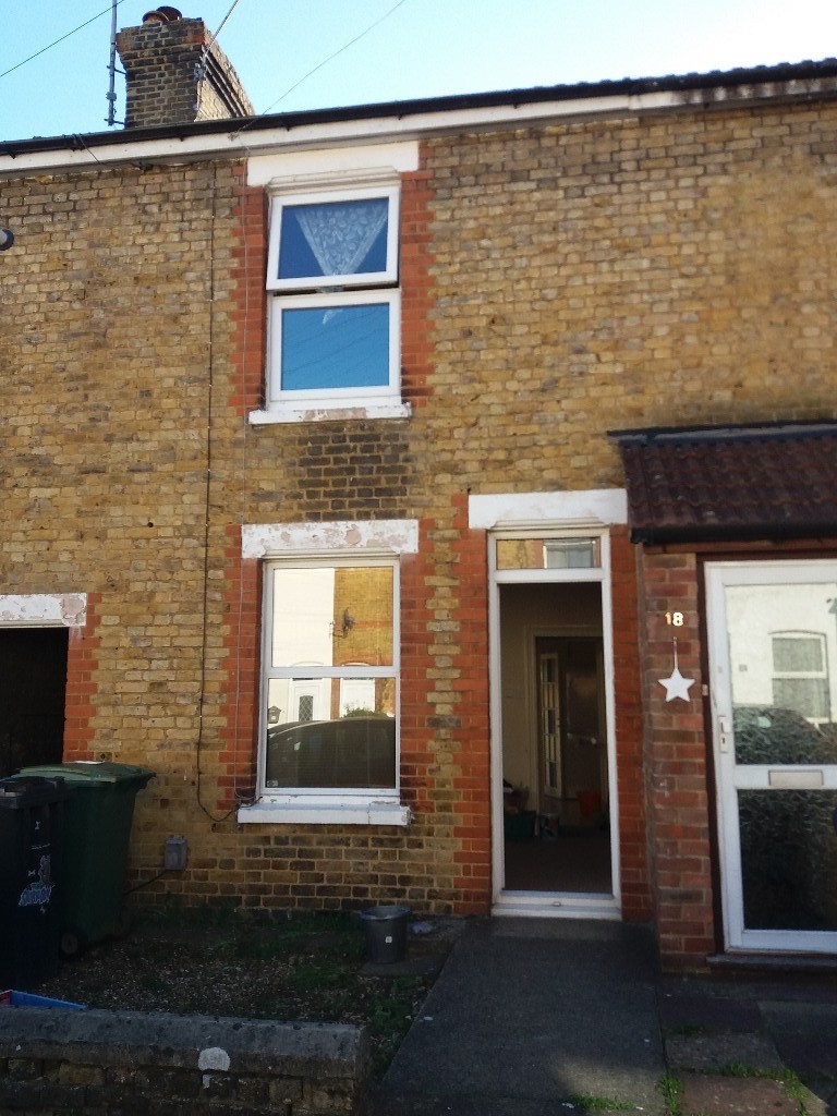 Two bedroom newly decoated Victorian Terrace House in Boughton