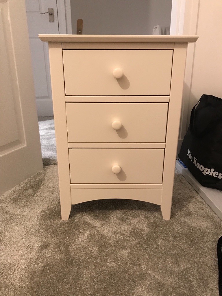Cream bedroom furniture drawers and bedside tables in