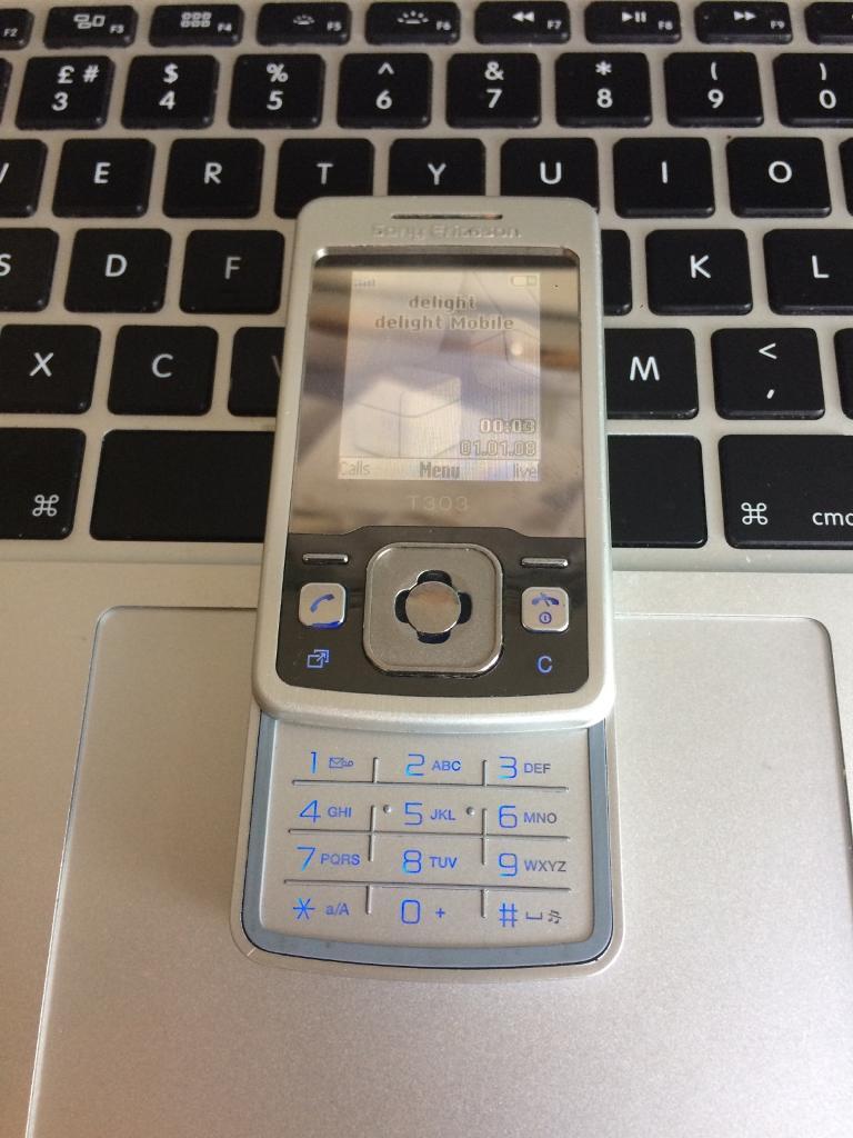 Classic Unlocked Sony Ericsson T303 Slide Mobile SmartPhone in Silver +  Charger + Sim Card