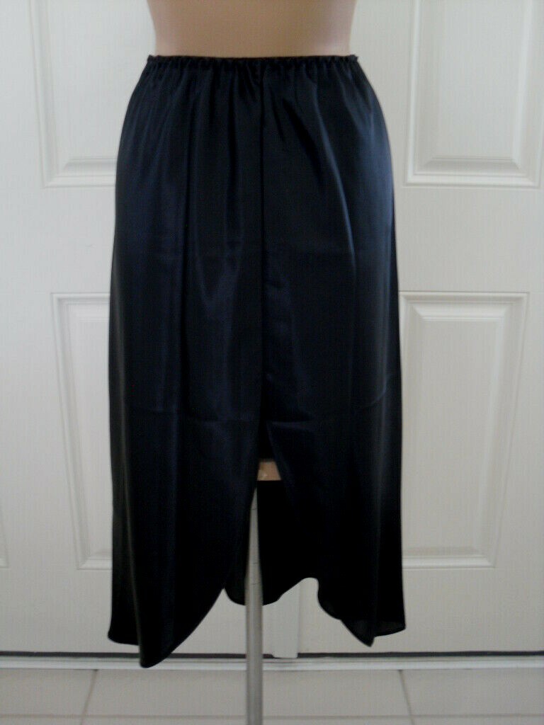 NWOT, Farr West slip, black, 151-29, size M, polyester shiny satin, (184)