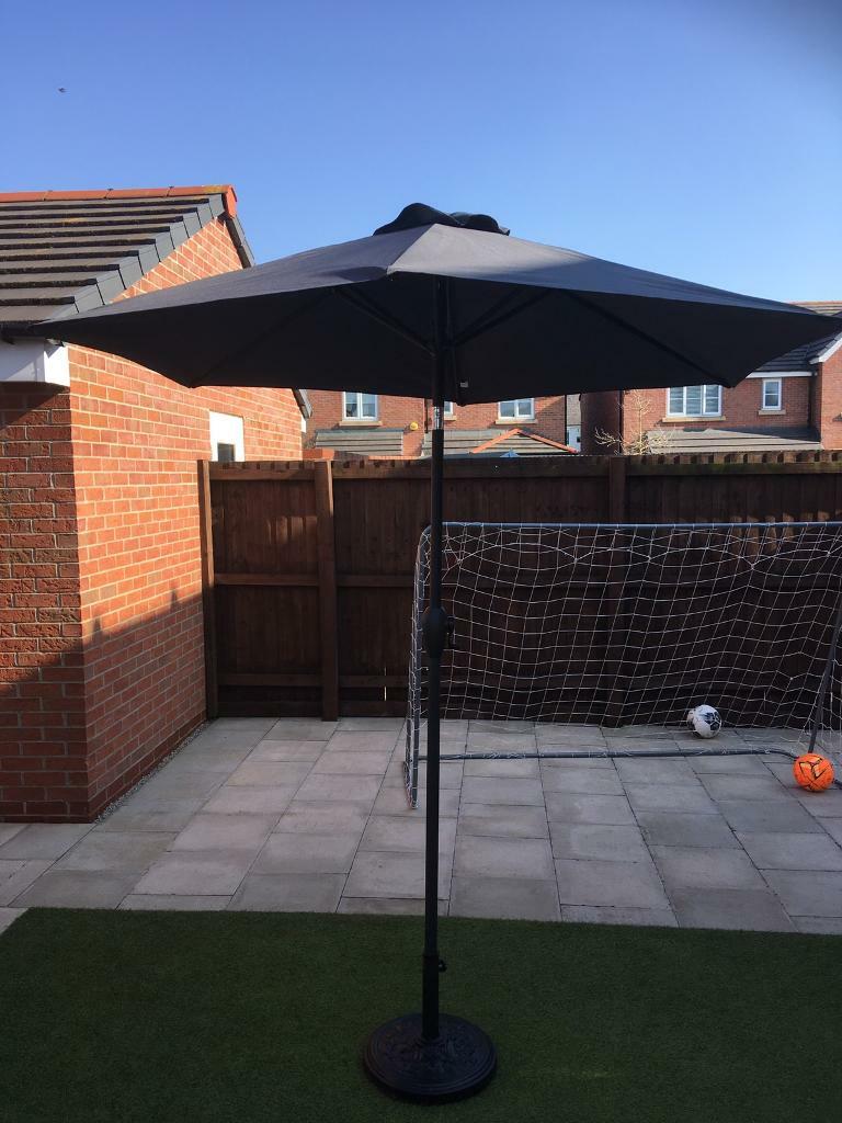 Parasol and base with a crankhandle for easy opening brand new. in