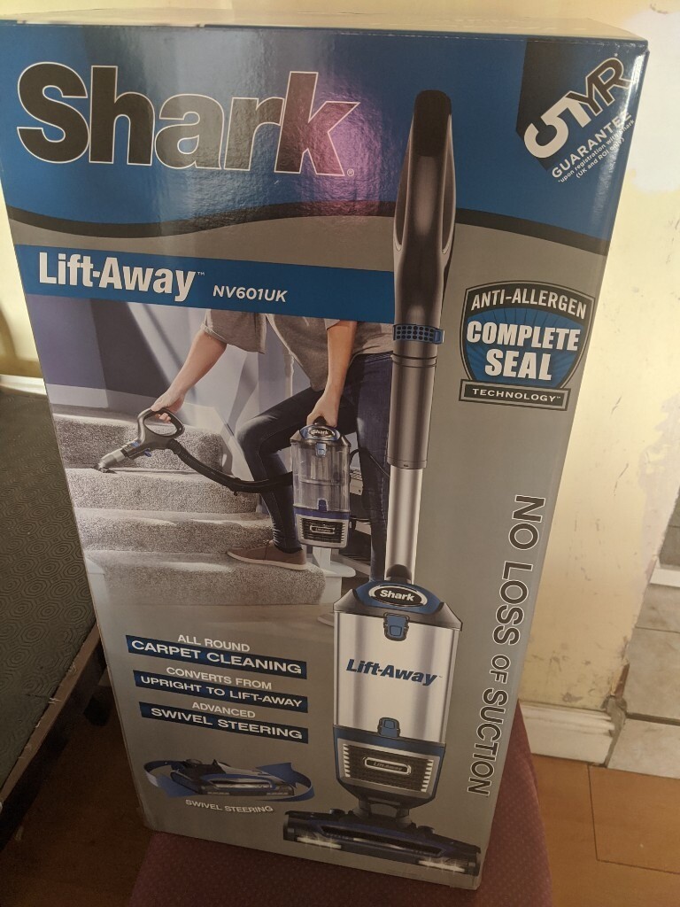 Shark NV601UK LiftAway Bagless Upright Vacuum Cleaner Still In Box & Never Used £150