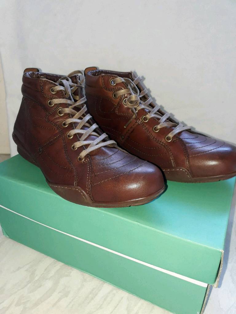 CLARKS BROWN LEATHER CHUKKA BASEBALL TYPE DESIGN BOOT SIZE 8 In Bangor County Down Gumtree