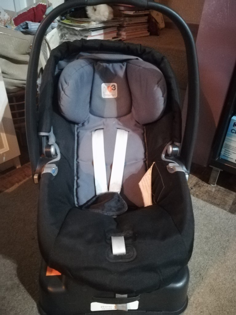 Mamas and Papas Infant Car Seat with base in Headingley, West