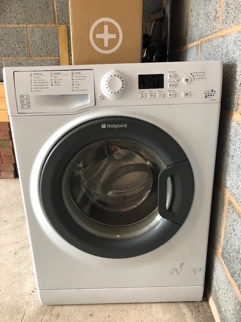 Hotpoint hot and cold 9kg washing machine. 2 years old. in Barnt