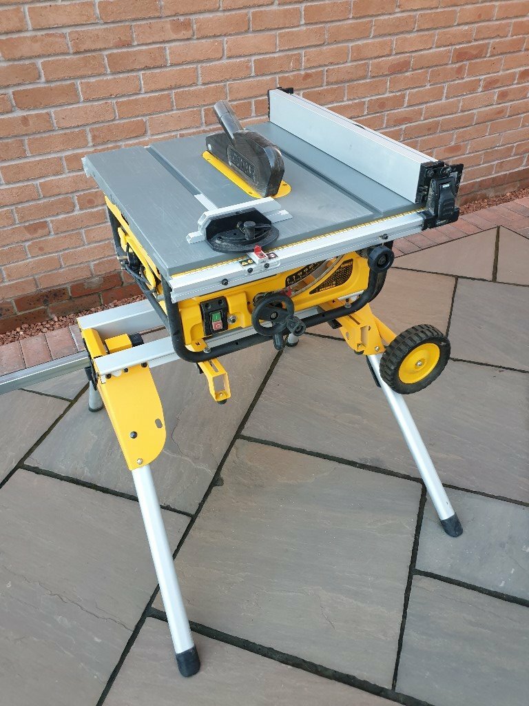 Dewalt table saw with folding stand and wheels. in North Hykeham