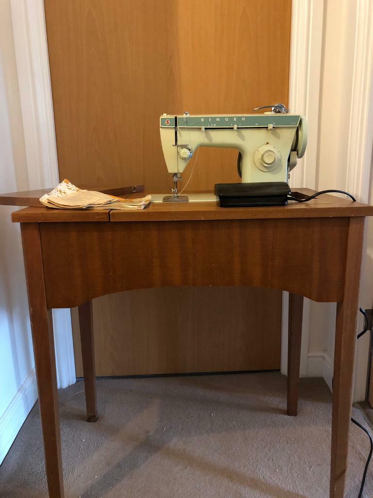 Vintage 1970's (?) Singer 258 Electric Sewing Machine In Table in