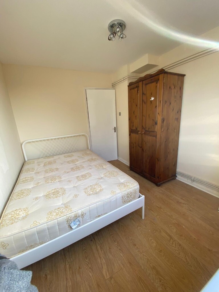 Spacious Master Room ilford high road in Barking, London Gumtree