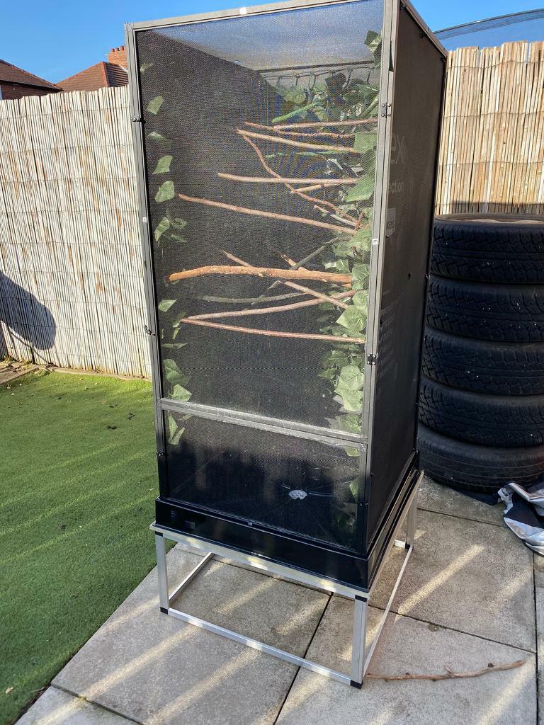 Xl reptibreeze cage and drainage stand in Norton, North Yorkshire