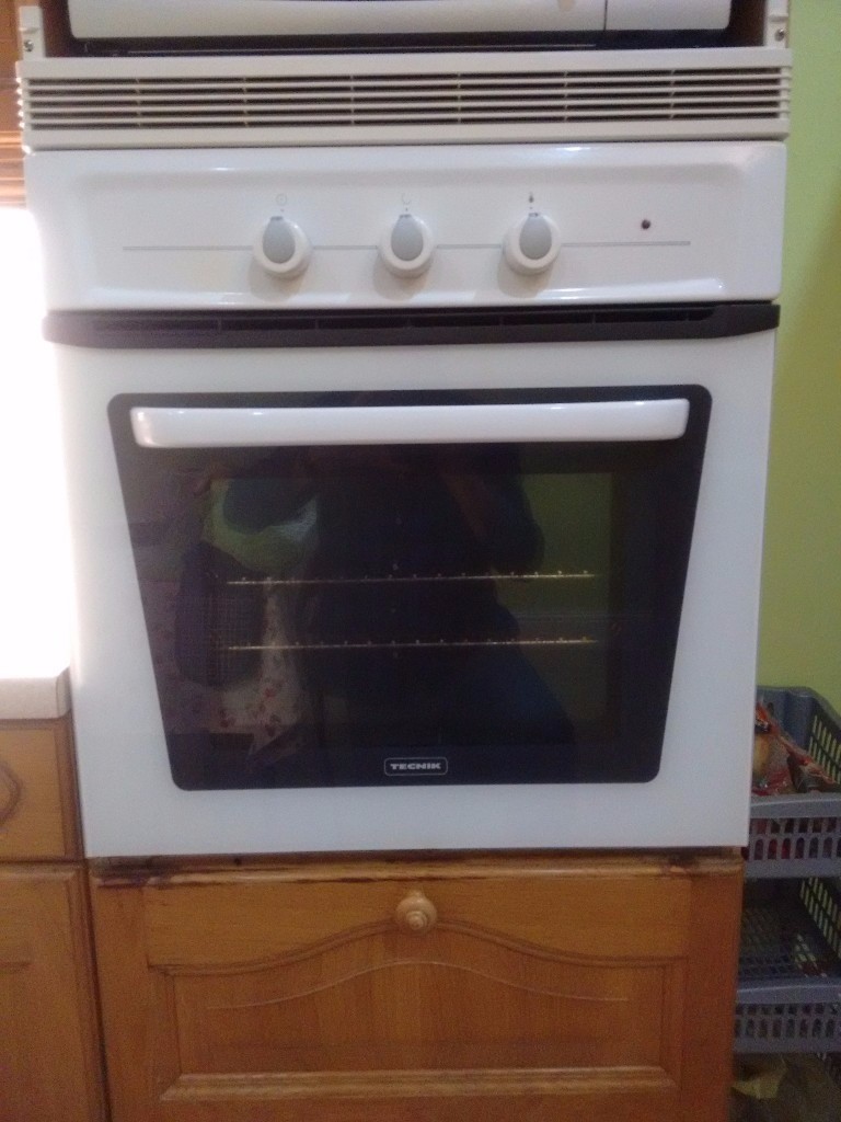 TECNIK Integrated Electric single fan oven and grill with manual timer
