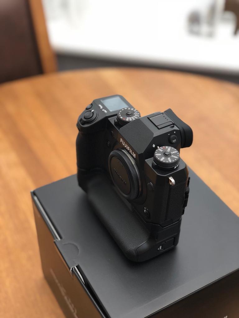 Fujifilm XH1 Mirrorless Digital Camera with Battery Grip and X3 Battery