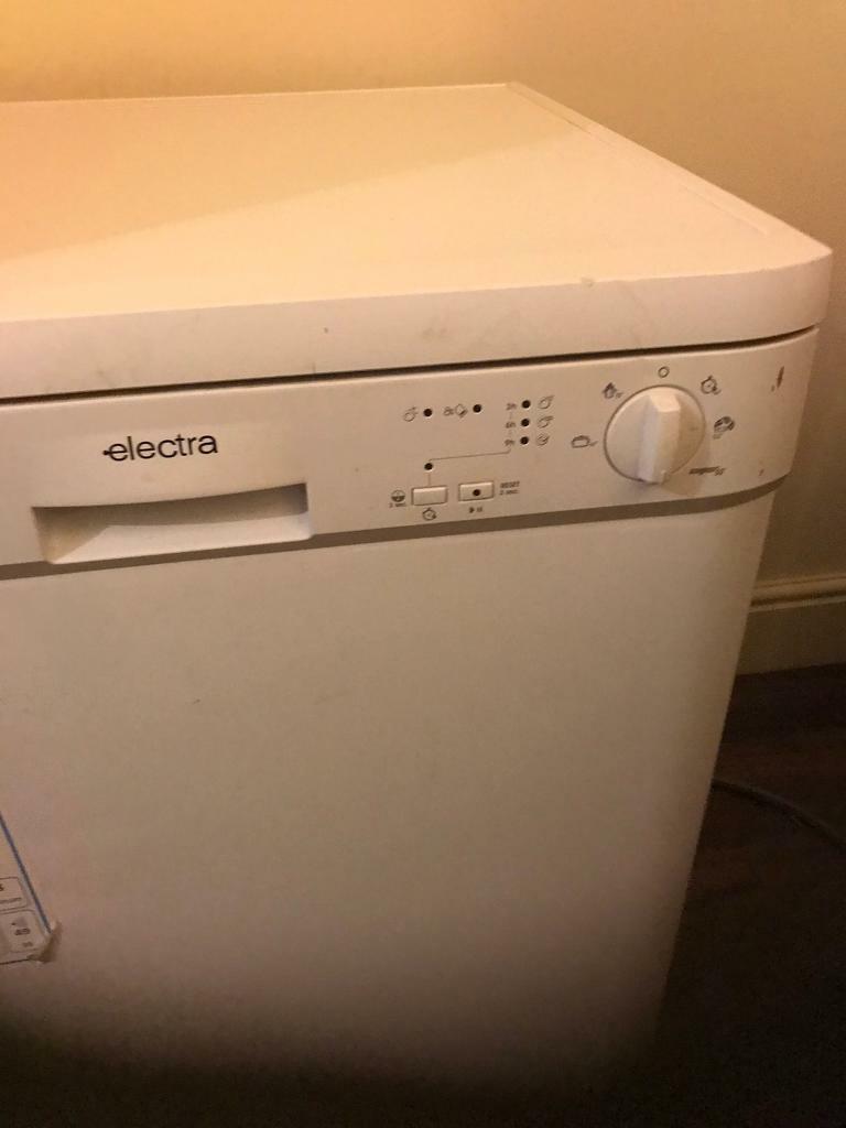Free standing dishwasher white excellent condition in Hull, East