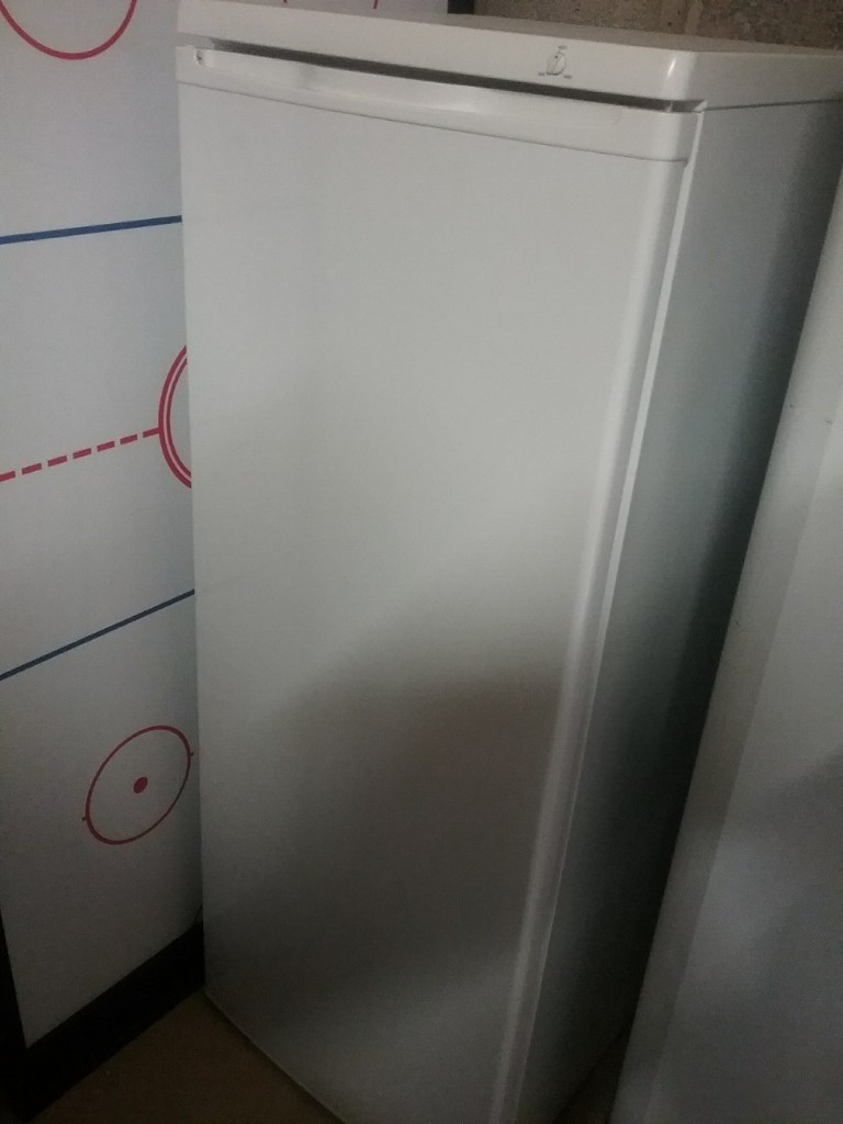 Upright freezer, Currys Essentials, plain white 143 cm tall, 55cm wide