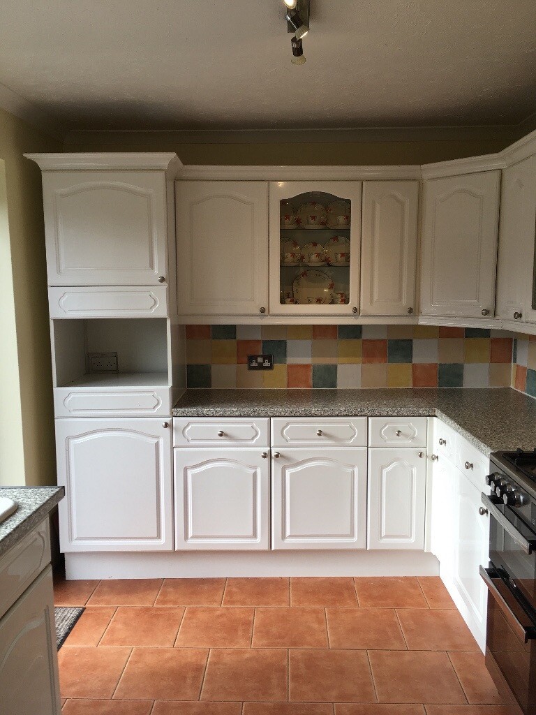 A Selection of Howdens White High Gloss Kitchen Units in Blackwater