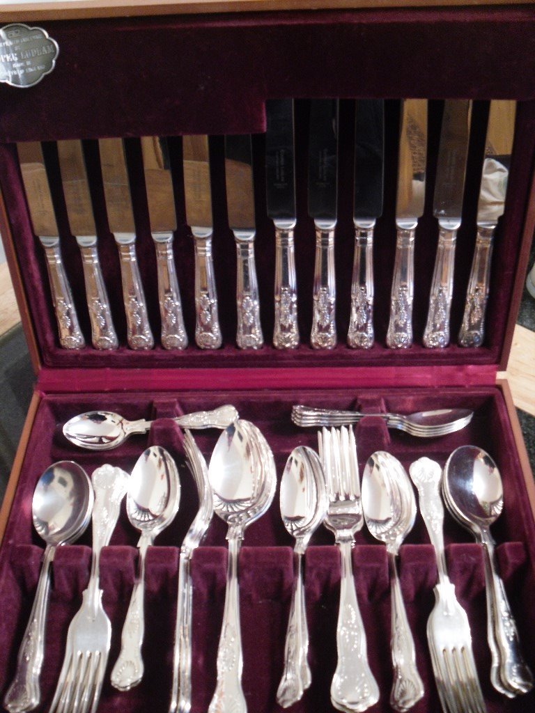 Dazzling silverplated cutlery set. Boxed 42 piece Cooper Ludlam