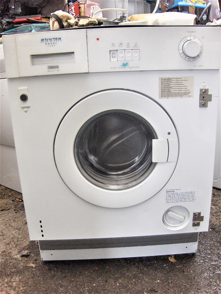 INTEGRATED WASHING MACHINE ZANUSSI.FREE DELI VERY B,MOUTH AND LYMINGTON