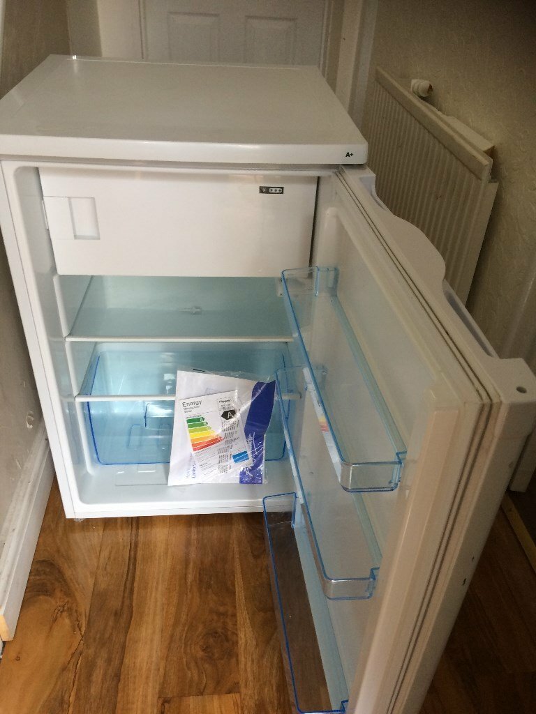 LEC UNDER COUNTER FRIDE WITH FREEZER COMPARTMENT IN GOOD WORKING