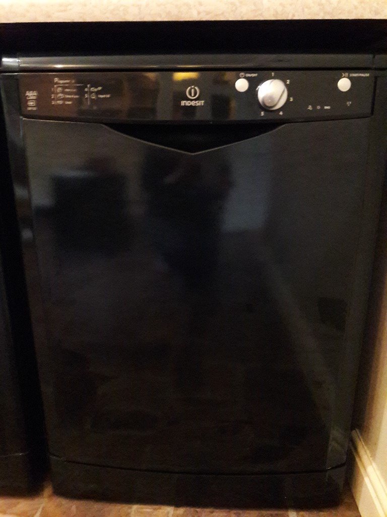 Indesit Freestanding Full Size Dishwasher BLACK in Sudbury, Suffolk