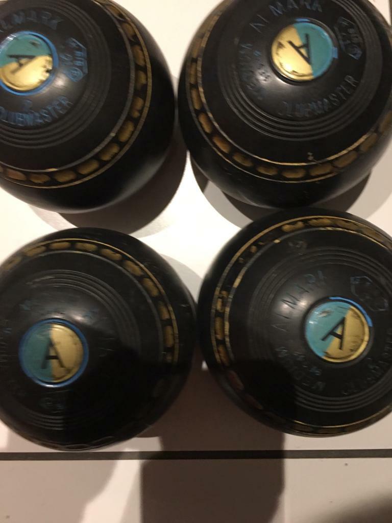 Set of 4 lawn bowls, carrier case, bowls book, measuring tape and