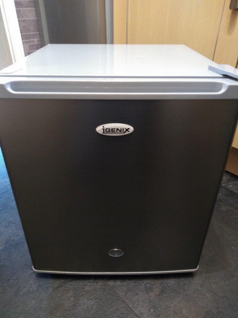 Igenix IG6711 Table Top Mini Fridge Lockable with two keys in Swansea