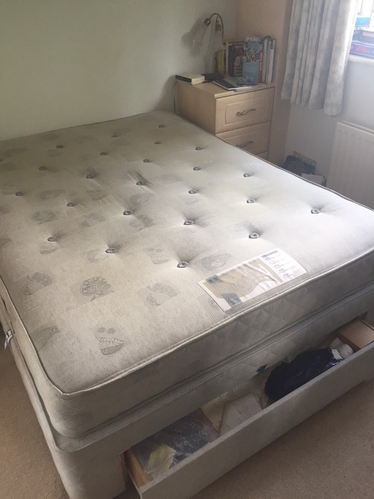 Slumberland King Size divan bed with Silver Comfort Delux mattress. 3