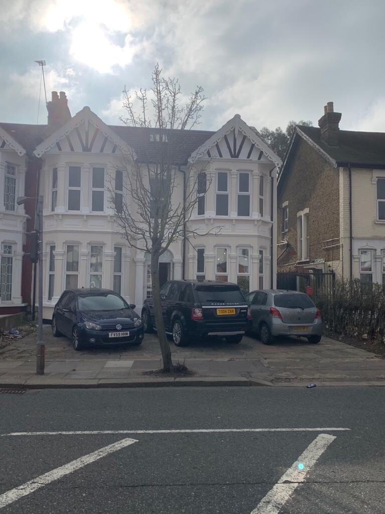 8 Bedroom house to let in Ilford on The Drive!!! in Redbridge, London