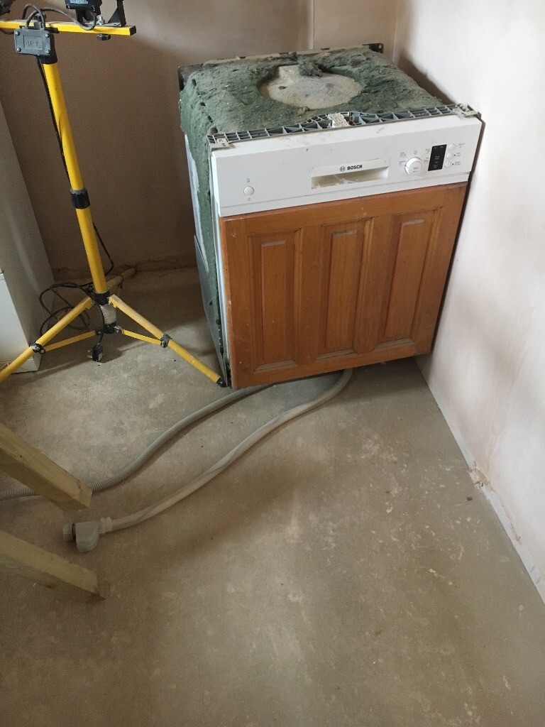 Semiintegrated Bosch dishwasher 4 years old recently serviced in