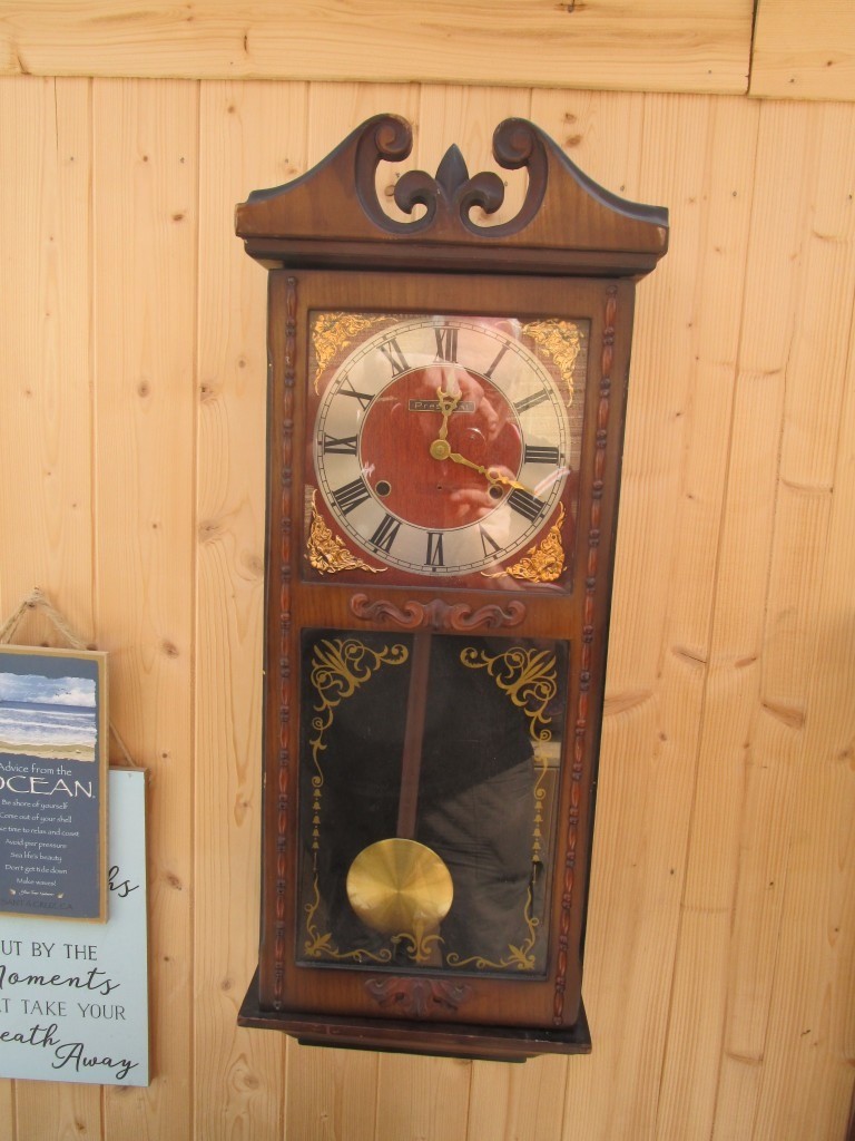 ++REDUCED++ VINTAGE/ANTIQUE STYLE CHIMING WALL CLOCK. CHIMES ON THE