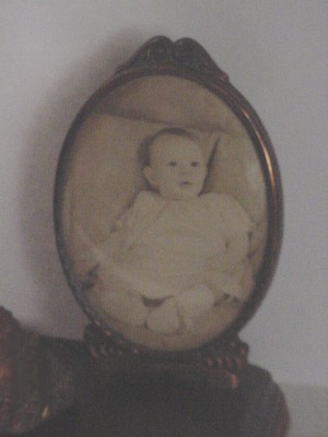 VINTAGE BRONZE BABY SHOE WITH PHOTO VERY NICE CONDITION