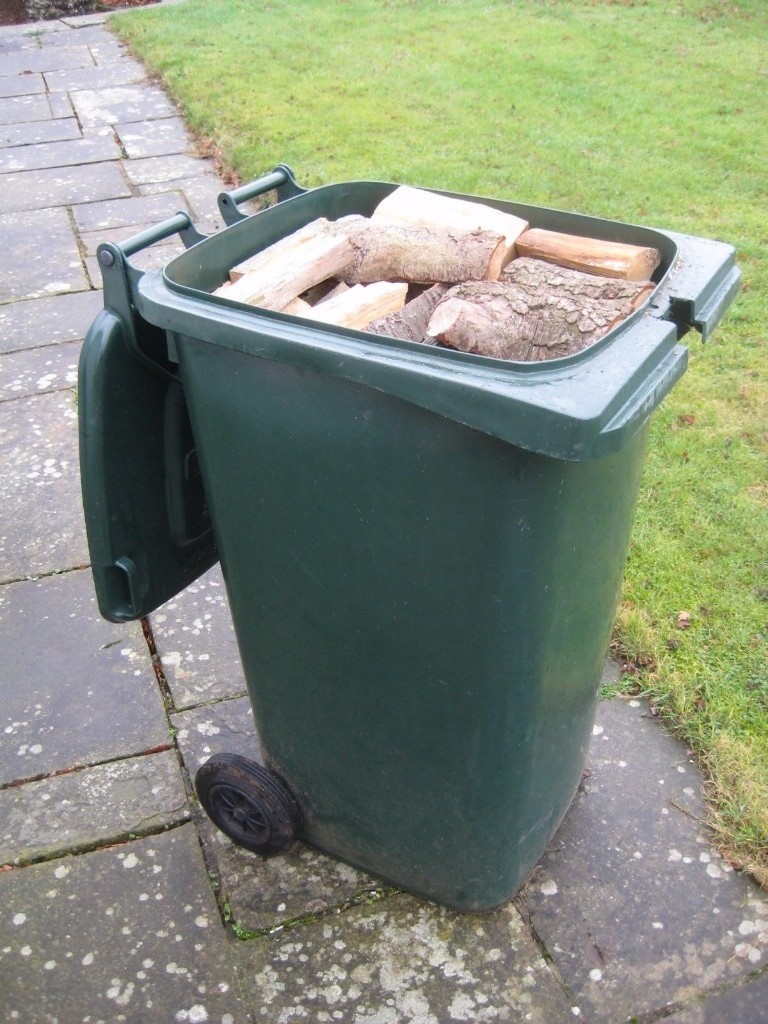 £25 FREE IPSWICH DELIVERY 240l (Large Bin) Seasoned Split Hardwood